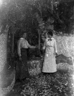Retrat de dues dones a la font Soler, al costat de can Ribes, a la Cellera de Ter, 1918 (ACGAX. Fons Sadurní Brunet Pi. Autor: Sadurní Brunet)