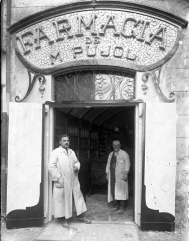 Vista frontal de la farmàcia de Marcel Pujol, a Tortellà, 1918 (ACGAX. Fons Sadurní Brunet Pi. Foto: Sadurní Brunet)