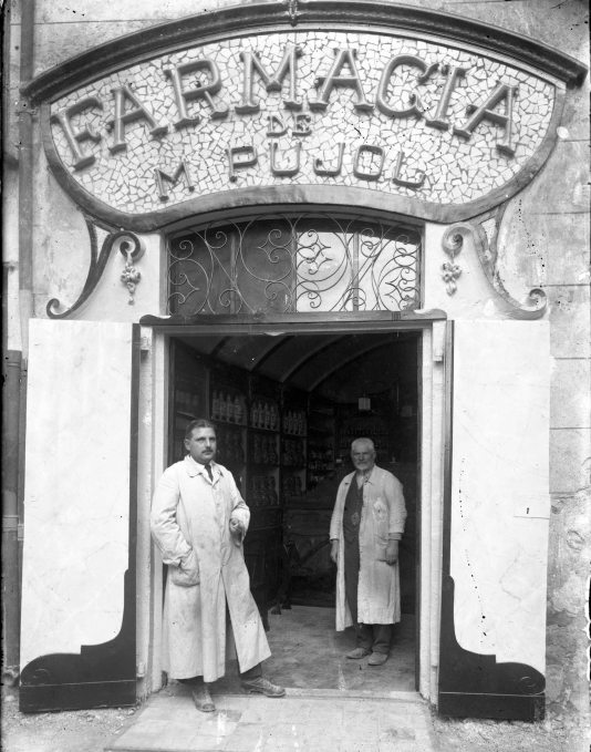 Vista frontal de la farmàcia de Martí Pujol, a Tortellà, 1918 (ACGAX. Fons Sadurní Brunet Pi. Foto: Sadurní Brunet)