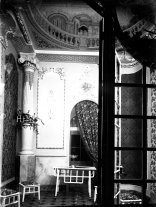 Vista parcial de l'interior de la botiga del pintor Carles Badia, 1913 (ACGAX. Fons Sadurní Brunet Pi. Foto: Sadurní Brunet)