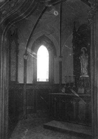Vista parcial de l'oratori de la casa Caminals o torre de can Gou, 1916 (ACGAX. Fons Sadurní Brunet Pi. Autor: Sadurní Brunet)