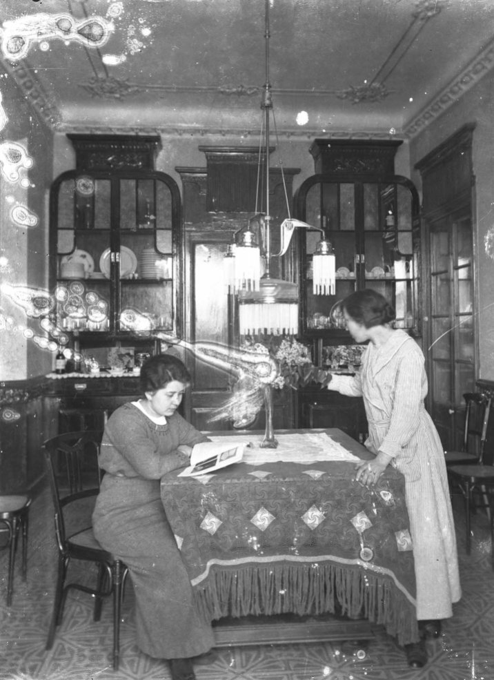 Vista parcial del menjador de la casa Carlets, a Olot, 1914