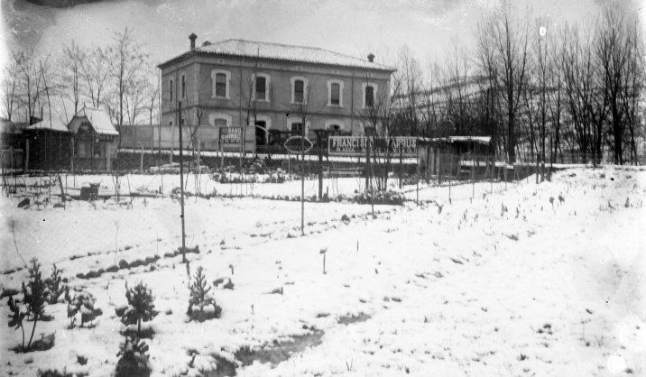 Vista general dels terrenys davant de l’antiga estació de tren, amb el quiosc de begudes al costat dret de l’edifici, 1928 (ACGAX. Fons Sadurní Brunet Pi. Autor: Sadurní Brunet)