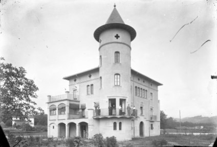 Vista general de la casa Caminals o torre de can Gou, a Olot, 1916 (ACGAX. Fons Sadurní Brunet Pi. Autor: Sadurní Brunet)
