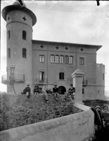 Retrat de grup davant de la casa Caminals o torre de can Gou, 1916 (ACGAX. Fons Sadurní Brunet Pi. Autor: Sadurní Brunet)