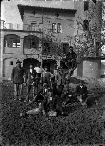 Retrat de grup davant de la casa Caminals o torre de can Gou, 1916 (ACGAX. Fons Sadurní Brunet Pi. Autor: Sadurní Brunet)