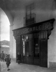 Vista general de la façana de la botiga de Papers Carlets, a Olot, 1914 (ACGAX. Fons Sadurní Brunet Pi. Autor: Sadurní Brunet)