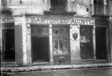 Vista frontal de la façana de la ferreteria Bartomeu Agustí, 1919 (ACGAX. Fons Sadurní Brunet Pi. Autor: Sadurní Brunet)