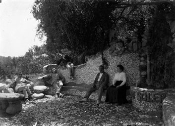 Retrat de grup a la font Soler, al costat de can Ribes, a la Cellera de Ter, 1918 (ACGAX. Fons Sadurní Brunet Pi. Autor: Sadurní Brunet)