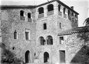 Vista parcial de la façana de can Ribes, a la Cellera de Ter, 1918 (ACGAX. Fons Sadurní Brunet Pi. Autor: Sadurní Brunet)
