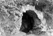 Vista parcial de la intervenció paisatgística a l'exterior de can Ribes, a la Cellera de Ter, 1918 (ACGAX. Fons Sadurní Brunet Pi. Autor: Sadurní Brunet)