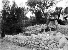 Vista parcial de la intervenció paisatgística a l'exterior de can Ribes, a la Cellera de Ter, 1918 (ACGAX. Fons Sadurní Brunet Pi. Autor: Sadurní Brunet)