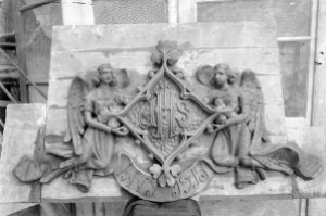 Vista frontal d'un relleu escultòric que estava ubicat a la façana principal de la casa Caminals o torre de can Gou, 1915 (ACGAX. Fons Sadurní Brunet Pi. Autor: Sadurní Brunet)
