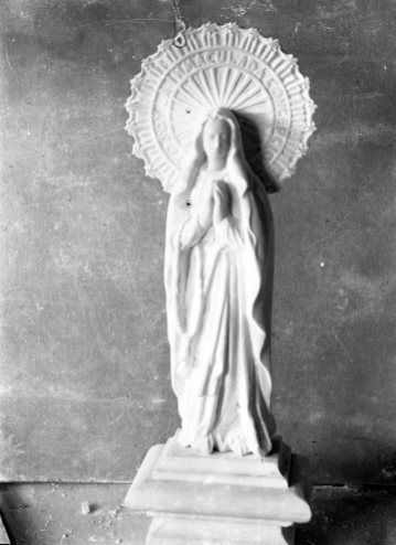 Vista general d'una escultura de la Immaculada Concepció elaborada amb guix per Sadurní Brunet, instal·lada en una cova artificial a la vora de can Ribes, a la Cellera de Ter, 1918 (ACGAX. Fons Sadurní Brunet Pi. Autor: Sadurní Brunet)