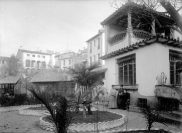 Vista parcial del jardí de la façana posterior de la casa Hostench, 1918 (ACGAX. Fons Sadurní Brunet Pi. Autor: Sadurní Brunet)