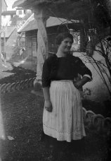 Retrat d'una senyora al jardí de la casa Hostench, 1918 (ACGAX. Fons Sadurní Brunet Pi. Autor: Sadurní Brunet)