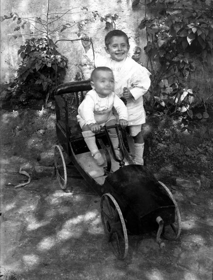 Joan i Conxita Brunet Forasté al pati del taller del carrer de Galileu, a Barcelona, 1912 Caseta de nines, entre els anys 1910 i 1925 (ACGAX. Fons Sadurní Brunet Pi. Autor: Sadurní Brunet)