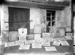 Vista frontal del taller carrer del Roser, a Olot, amb Joan Brunet Forasté a la porta, entre els anys 1931 i 1935 (ACGAX. Fons Sadurní Brunet Pi. Autor: Sadurní Brunet)