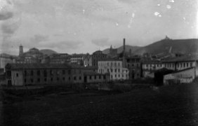 Vista d'Olot amb Ca l'Artigas en primer terme, c.1917 (ACGAX. Fons Sadurní Brunet Pi. Autor: Sadurní Brunet)