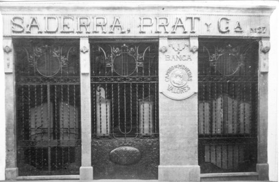 Vista general de la banca Saderra, Prat y Compañía, a Olot, 1916 (ACGAX. Fons: Col·lecció d’imatges de Josep M Dou i Camps. Autor: Sadurní Brunet)