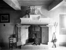 Vista frontal de la xemeneia del mas Quintà, a Maçanet de Cabrenys, 1947 (ACGAX. Fons Sadurní Brunet Pi. Autor: Sadurní Brunet)