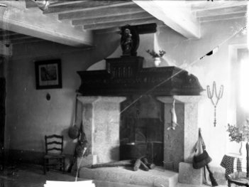 Vista frontal de la xemeneia del mas Quintà, a Maçanet de Cabrenys, 1947 (ACGAX. Fons Sadurní Brunet Pi. Autor: Sadurní Brunet)