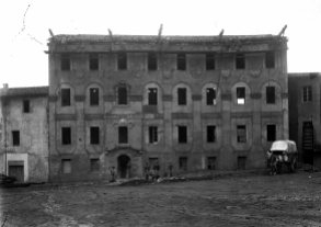 Vista frontal del procés de remodelació de l'edifici destinat a caserna de la Guàrdia Civil, 1916 (ACGAX. Fons Sadurní Brunet Pi. Autor: Sadurní Brunet)
