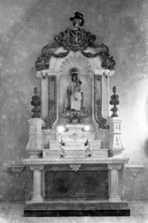 Vista frontal de l’altar de la Mercè de l'església de Sant Maurici, a Sant Mori, 1946 (ACGAX. Fons Sadurní Brunet Pi. Autor: Sadurní Brunet)