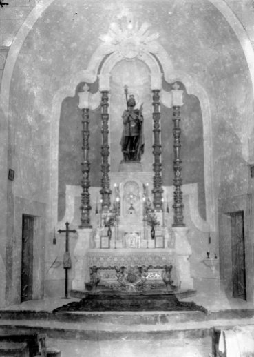 Vista frontal de l'altar major de l'església de Sant Maurici, a Sant Mori, 1946 (ACGAX. Fons Sadurní Brunet Pi. Autor: Sadurní Brunet)