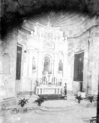 Altar major de l'església de Santa Eulàlia de Noves, a Garriguella, amb Jordi Brunet Forasté al davant, 1941 (ACGAX. Fons Sadurní Brunet Pi. Autor: Sadurní Brunet)