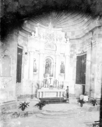 Altar major de l'església de Santa Eulàlia de Noves, a Garriguella, amb Jordi Brunet Forasté al davant, 1941 (ACGAX. Fons Sadurní Brunet Pi. Autor: Sadurní Brunet)