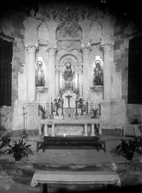 Vista frontal de l'altar major de l'església de Santa Eulàlia de Noves, a Garriguella, 1941 (ACGAX. Fons Sadurní Brunet Pi. Autor: Sadurní Brunet)