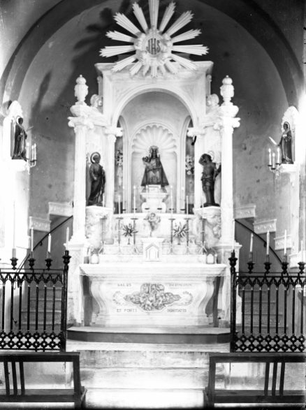 Vista frontal de l’altar de la Mare de Déu de Gràcia del santuari de la Fontsanta, a Jafre, 1945 (ACGAX. Fons Sadurní Brunet Pi. Autor: Sadurní Brunet)