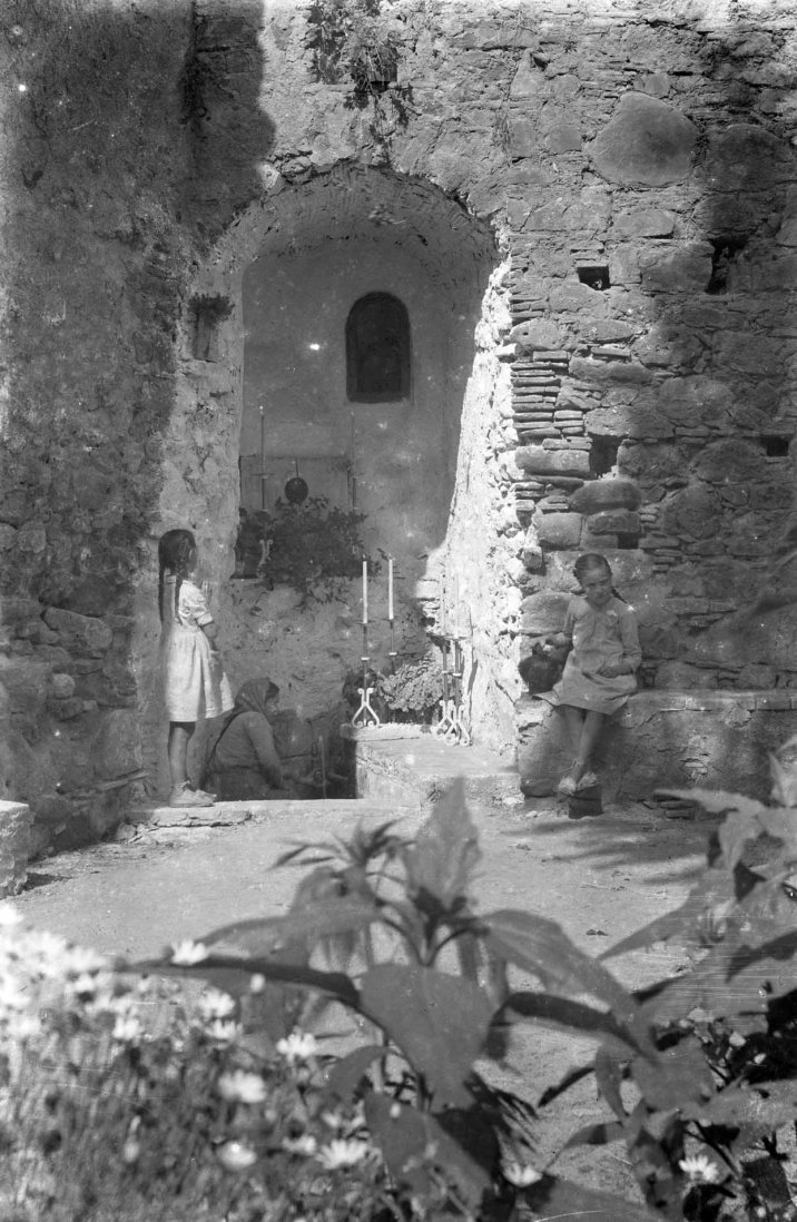 Font del santuari de la Fontsanta, a Jafre, 1945 (ACGAX. Fons Sadurní Brunet Pi. Autor: Sadurní Brunet)
