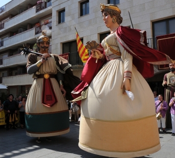 En Quirze i la Minerva a la plaça de l'Ajuntament de Calella, 2010 (foto http://gegantscalella.blog.cat/figures/)