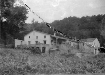 Vista lateral del mas Quintà, a Maçanet de Cabrenys, 1947 (ACGAX. Fons Sadurní Brunet Pi. Autor: Sadurní Brunet)