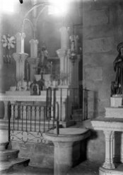 Vista lateral de l'altar major de l'església de Sant Julià, a Fortià, 1948 (ACGAX. Fons Sadurní Brunet Pi. Autor: Sadurní Brunet)