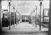Interior de Ca l'Artigas durant l'Exposició Regional Olotina de Belles Arts i d'Indústries Artístiques, 1900 (ACGAX. Col·lecció d’imatges de Josep M Dou Camps. Autor desconegut)