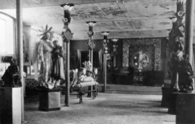 Interior de Ca l'Artigas durant l'Exposició Regional Olotina de Belles Arts i d'Indústries Artístiques, 1900 (ACGAX. Col·lecció d’imatges de Josep M Dou Camps. Autor desconegut)