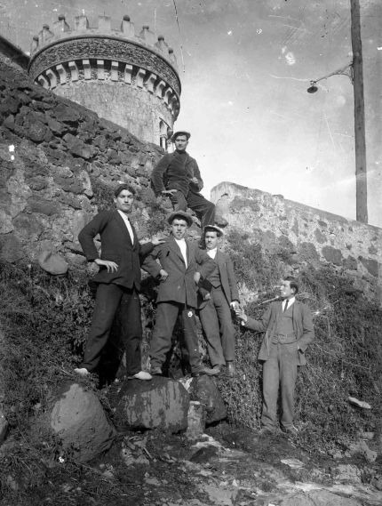 Retrat d'un grup de treballadors al costat de l'antiga muralla carlina i de la torre de Ca l'Artigas, c.1918 (ACGAX. Fons Sadurní Brunet Pi. Autor: Sadurní Brunet)
