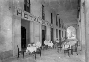 Vista general de la terrassa de l'Hotel del Parc, a Olot, 1918 (ACGAX. Fons Sadurní Brunet Pi. Foto: Sadurní Brunet)