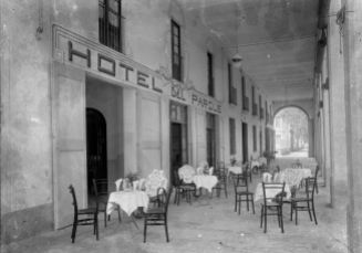 Vista general de la terrassa de l'Hotel del Parc, a Olot, 1918 (ACGAX. Fons Sadurní Brunet Pi. Foto: Sadurní Brunet)