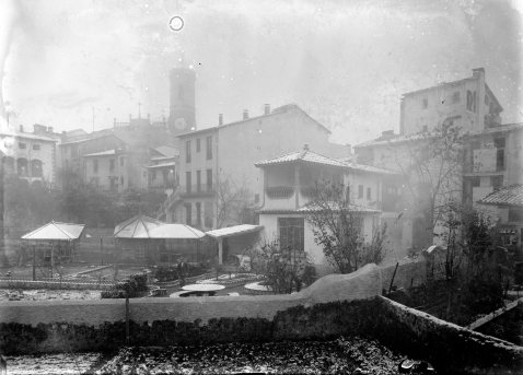 Vista general del jardí de la façana posterior de la casa Hostench, 1918 (ACGAX. Fons Sadurní Brunet Pi. Autor: Sadurní Brunet)