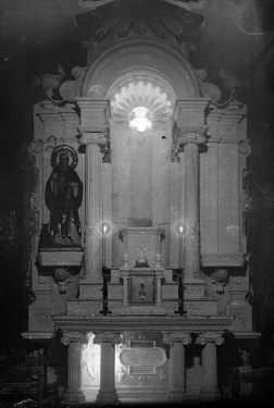 Vista frontal de l'altar del Sagrat Cor de l'església de Sant Martí, a Jafre, 1946 (ACGAX. Fons Sadurní Brunet Pi. Autor: Sadurní Brunet)