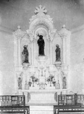 Vista frontal de l’altar major de l’església de Sant Jaume de Llierca, 1949 (ACGAX. Fons Sadurní Brunet Pi. Autor: Sadurní Brunet)