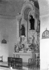 Vista lateral de l’altar major de l’església de Sant Jaume de Llierca, 1949 (ACGAX. Fons Sadurní Brunet Pi. Autor: Sadurní Brunet)