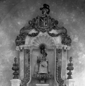 Vista parcial dels elements heràldics dels marquesos incorporats a l’altar de la Puríssima de l’església de Sant Maurici, a Sant Mori, 1946 (ACGAX. Fons Sadurní Brunet Pi. Autor: Sadurní Brunet)