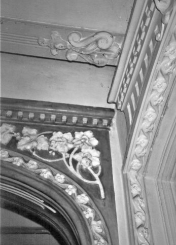 Vista de detall de la decoració de l'interior de la casa Hostench, c. 1989 (Foto: arxiu família Aramburo Hostench)