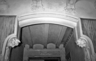 Vista de detall de la decoració de l'interior de la casa Hostench, c. 1989 (Foto: arxiu família Aramburo Hostench)