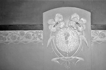 Vista de detall de la decoració d'un arrambador de la casa Hostench, c. 1989 (Foto: arxiu família Aramburo Hostench)